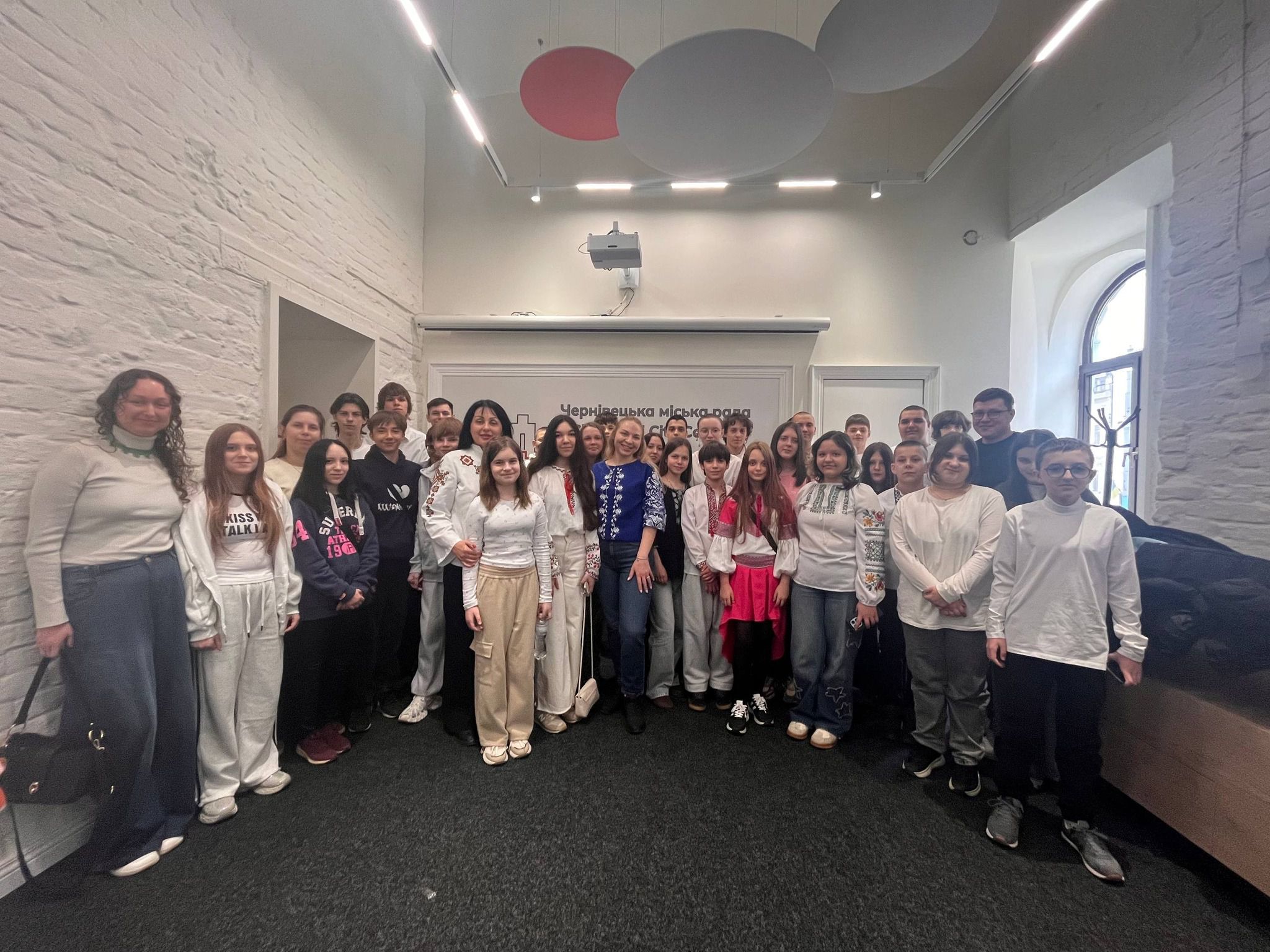 На весняні канікули до Чернівців завітали 40 школярів із Куп’янська